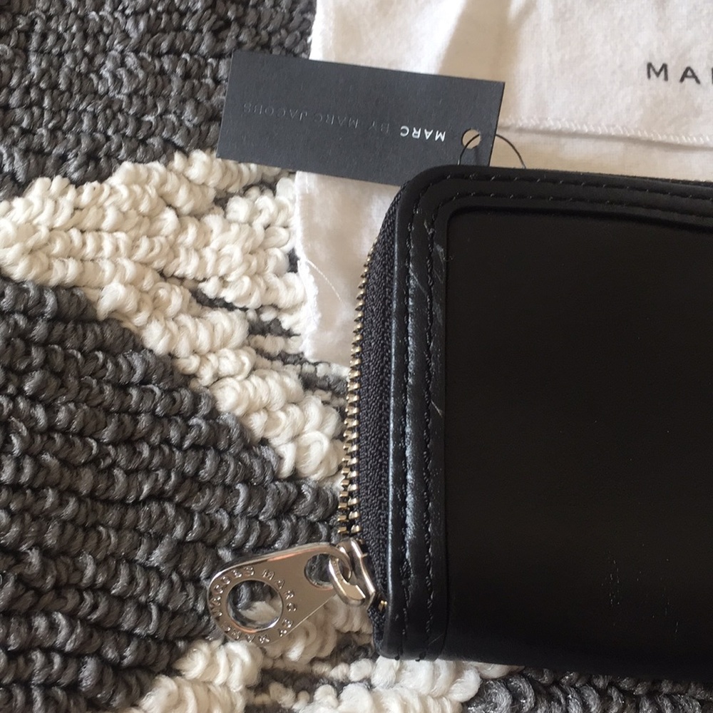 🚫SOLD🚫 (NEW) Marc Jacobs Leather Zip Wallet - Picture 3 of 8